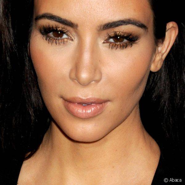 Kim Kardashian participou do NBCUniversal Cable Entertainment Upfronts com uma make deslumbrante: sombra bronze nas p?lpebras e abaixo da linha d'?gua e c?lios posti?os